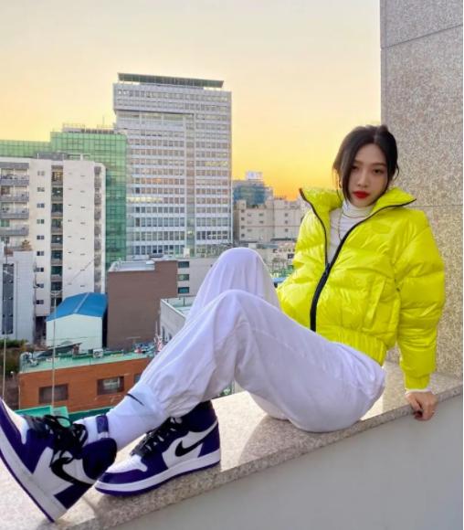 穿上球鞋比泫雅还顶？韩国又一女鞋头崛起，网友称她“性感*弹炸**”