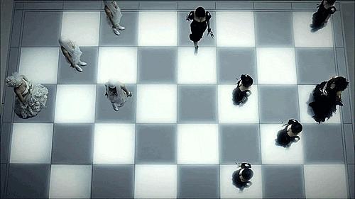 Gaga最爱的设计师麦昆，用自己受虐的经历，创作无数举世设计