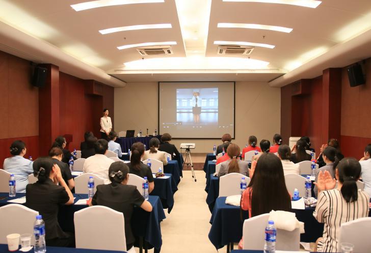 南京天丰大酒店开展“智慧女性,智慧妈妈,七彩生活”专题讲座活动