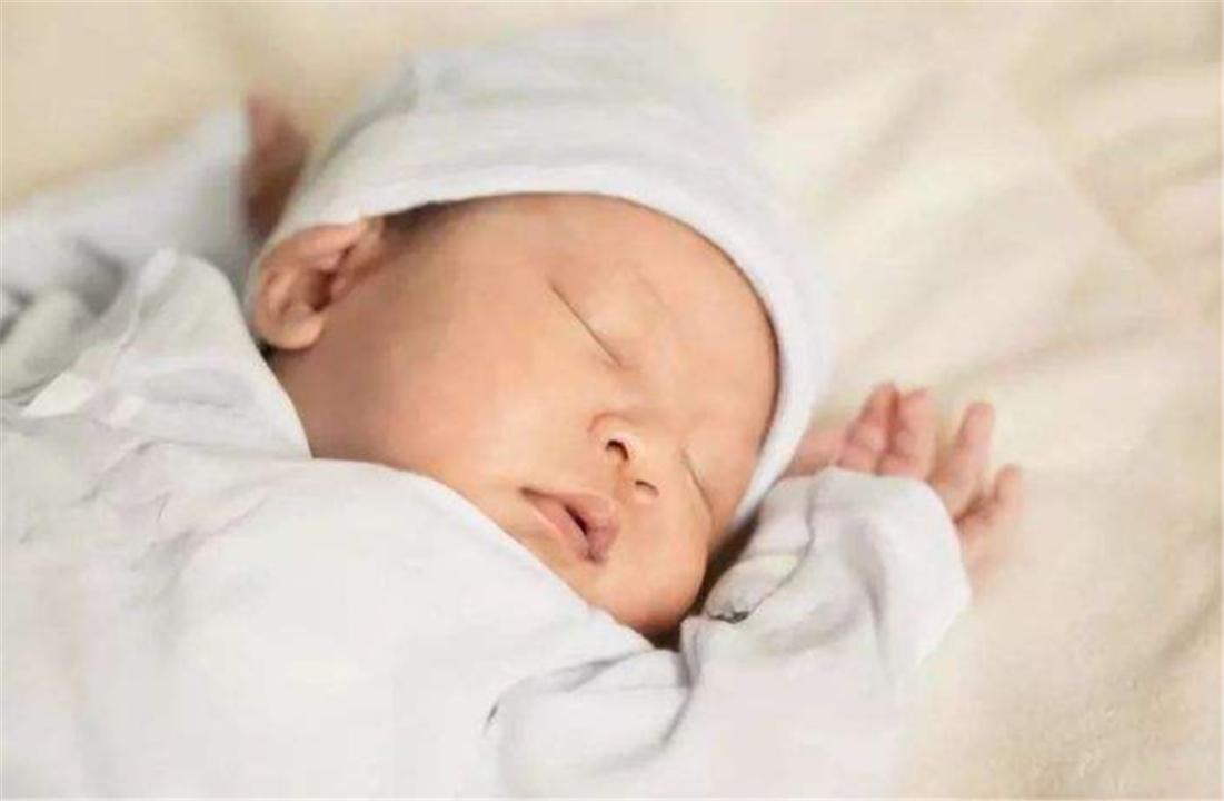 宝宝喜欢打妈妈脸什么原因,为什么宝宝老是打爸爸