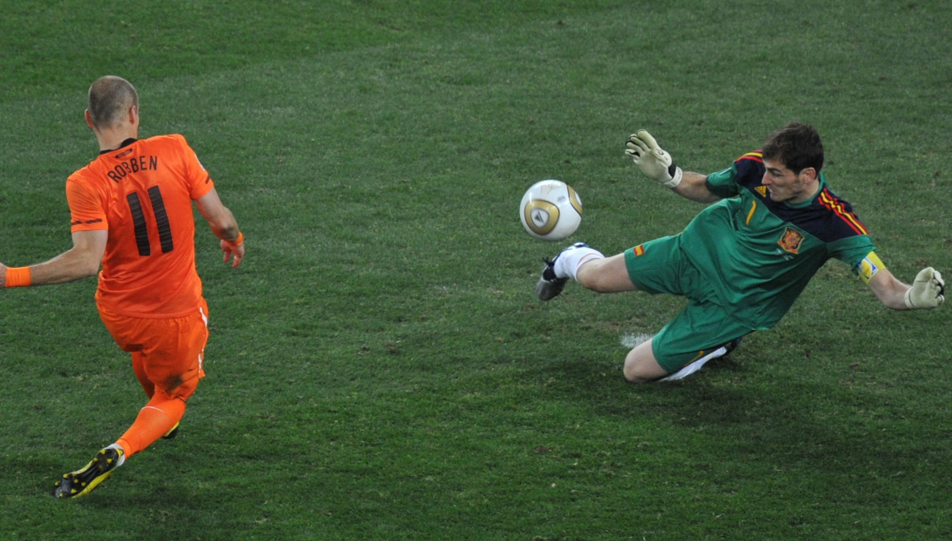 谁是现役足坛最成功的门将？前皇马队长西班牙门神卡西当仁不让