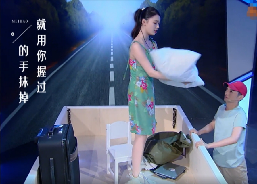 女星穿裙子弯腰怎么办?林允反应堪比“教科书”,教养装不出来