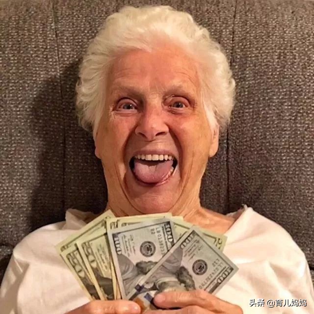 93岁奶奶恶搞27岁孙子一夜爆红！千万网友实力围观：奶奶太坑了！