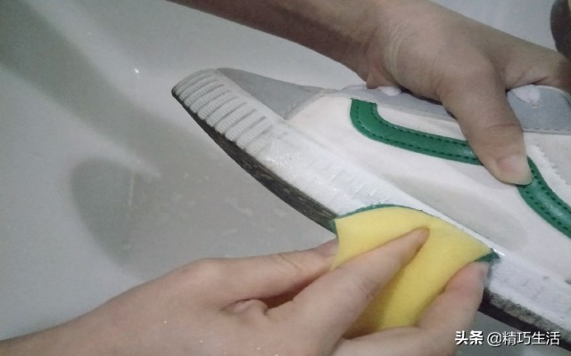 清洗帆布小白鞋发黄最佳小妙招,帆布鞋白鞋清洗小妙招