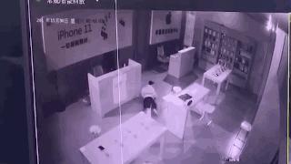 监控记录小偷入室盗窃全过程,盗贼抓贼神操作