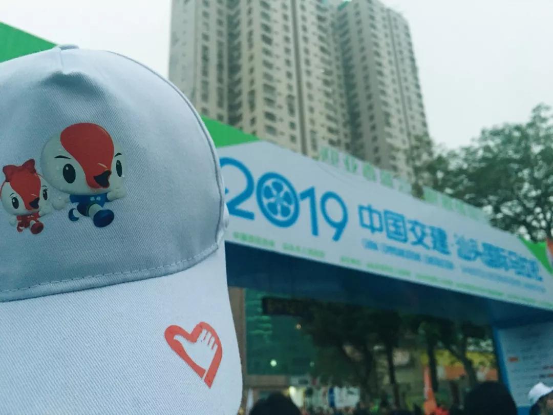 在街头当志愿者,凌晨四点出门当志愿者