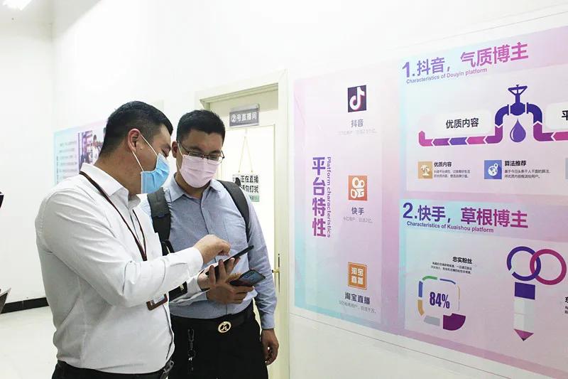 郑州易亚信息技术有限公司段长春总经理一行到我校洽谈交流