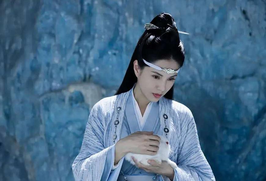 最美小龙女李若彤年龄成谜，穿紧身裤秀美腿太诱惑，身材好绝！