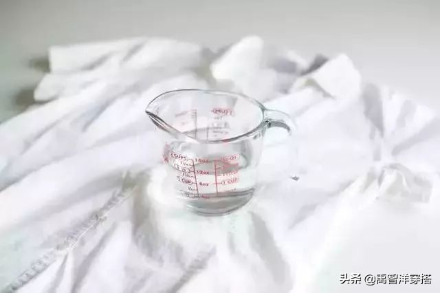 白衣服发霉怎么恢复原色,白衣服发霉了怎么洗得干净