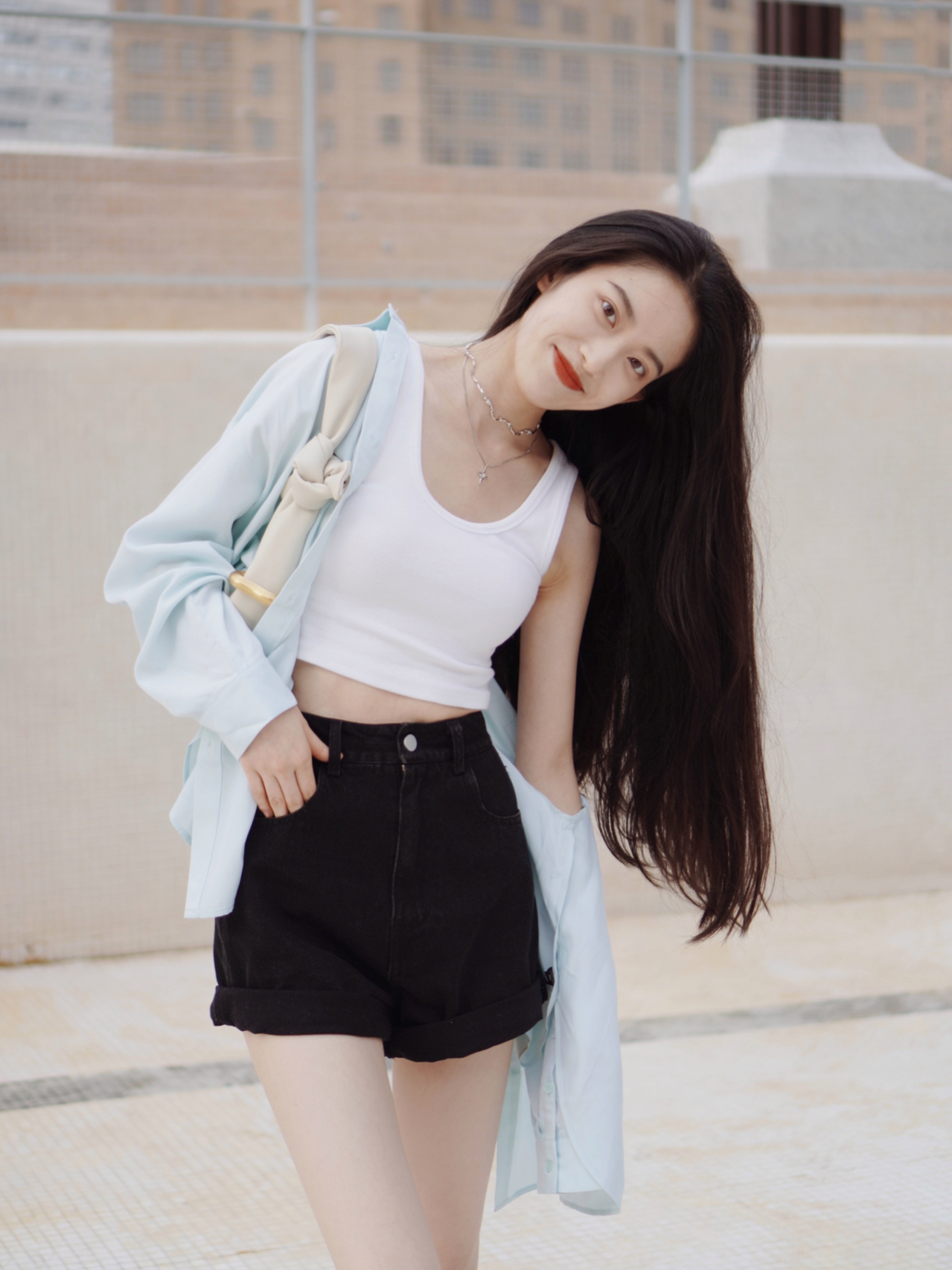 夏天男生黑色短裤搭配什么上衣,白色短裤配什么上衣和鞋子好