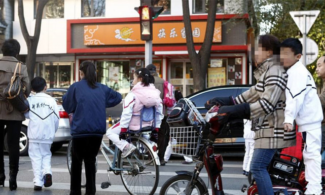 中国家长接送孩子放学,国外父母接送孩子上学