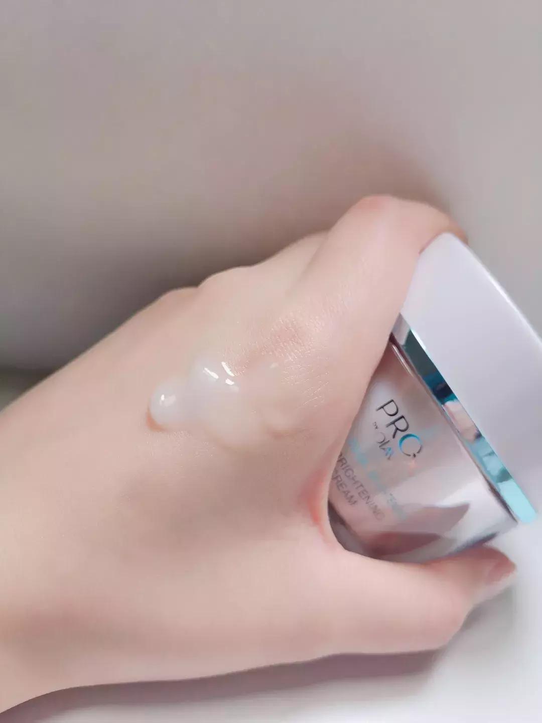 过敏脸上起小疹子用什么面霜,不容易过敏的面霜推荐