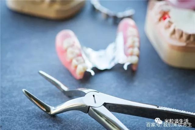 牙上有黑黑的东西又很疼,牙上有黑东西咋回事