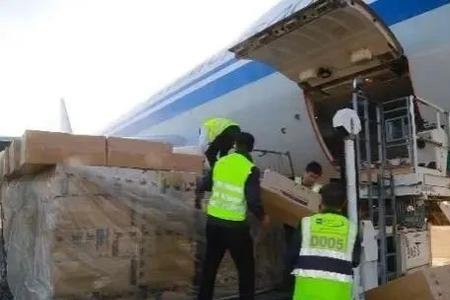 白岩松对话马云如何看待网友议论,马云接受白岩松采访互联网