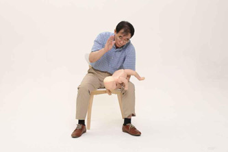 宝宝吃东西不小心卡住怎么办?关键时刻你能救孩子一命吗?家中有宝宝的家长一定要学会海姆立克急救法