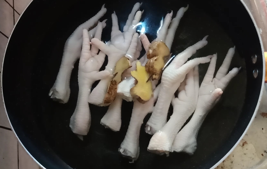 怎么做无骨酸辣鸡爪教程,最简单的酸辣无骨鸡爪怎么做