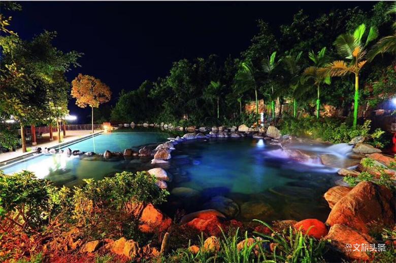 边泡温泉边游泳,边泡温泉边享受