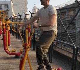 7年前惊艳世界的精灵王,如今在开拖拉机,“大王您养鸡都美”