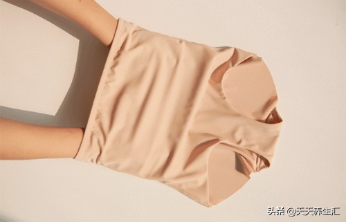 提醒：丁字裤时髦，却暗藏隐患，女性内衣应符合3个标准，才健康