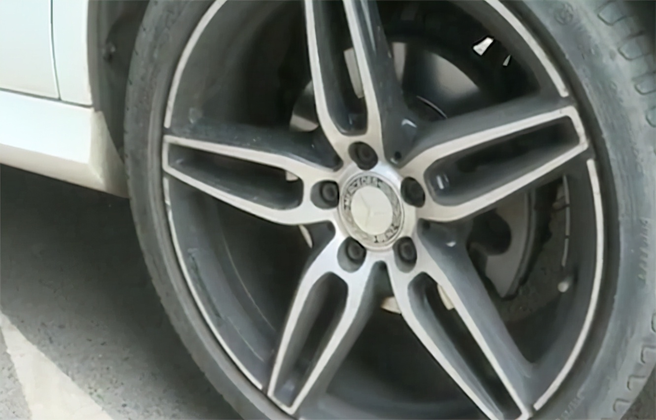 奔驰女爆胎后续,奔驰爆胎7次不能压井盖