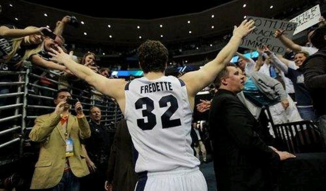 nba球迷穿宏远的衣服,nba球场球迷穿客场球衣