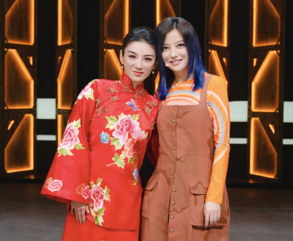 赵薇黄奕两代小燕子同框还珠格格,黄奕赵薇两代小燕子同框