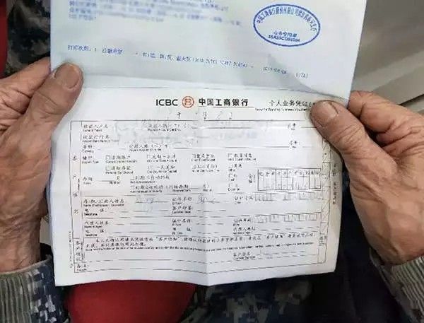 中国首位女空降兵捐款千万,中国首位跳伞女兵再捐七百万