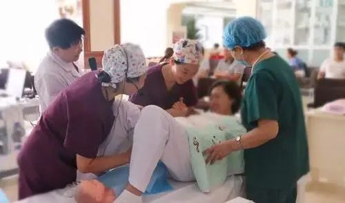 学习正常分娩指南,优化孕妇在产程和分娩中的体验,维护产妇尊严