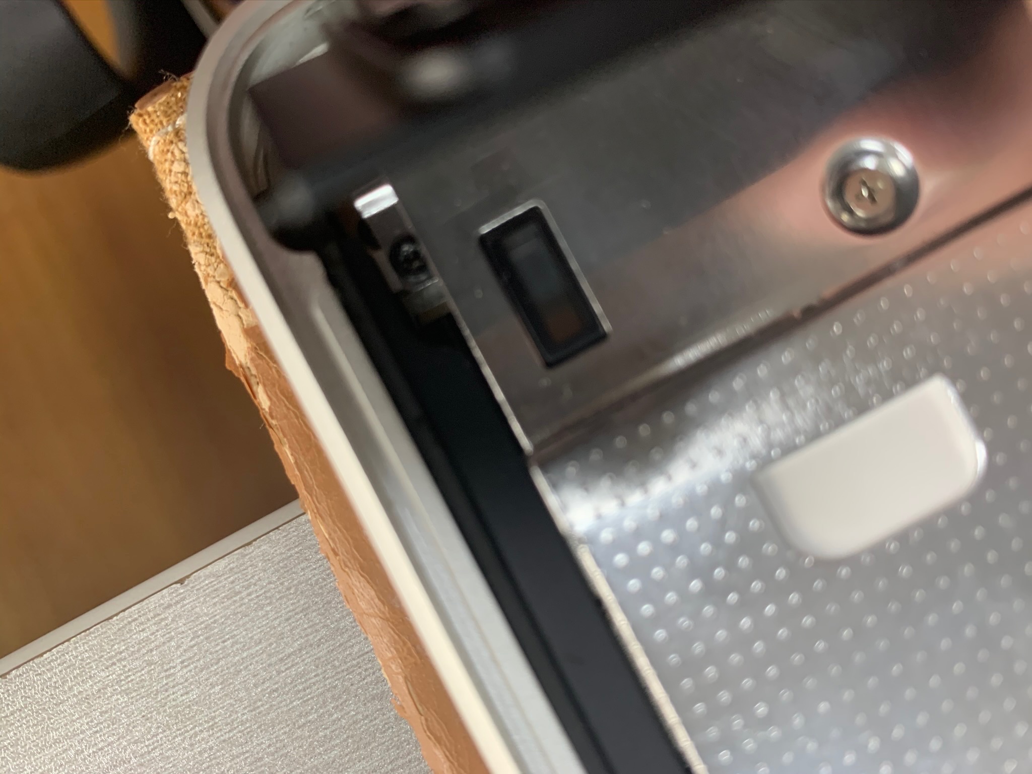 macbookpro喇叭破音使用工具,macbookpro喇叭破音胶水修复方法