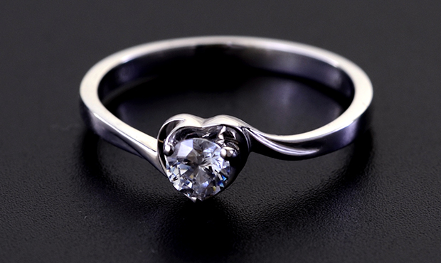 女士戴钻戒一般戴哪个手指,女士十指戒指的戴法和意义