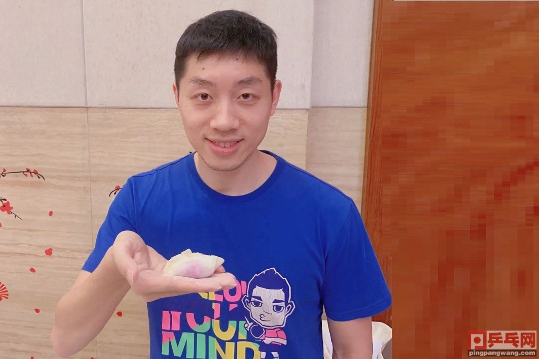 国乒除夕吃饺子拜大年,王楚钦戴戒指有热恋女友啦?特写的照片