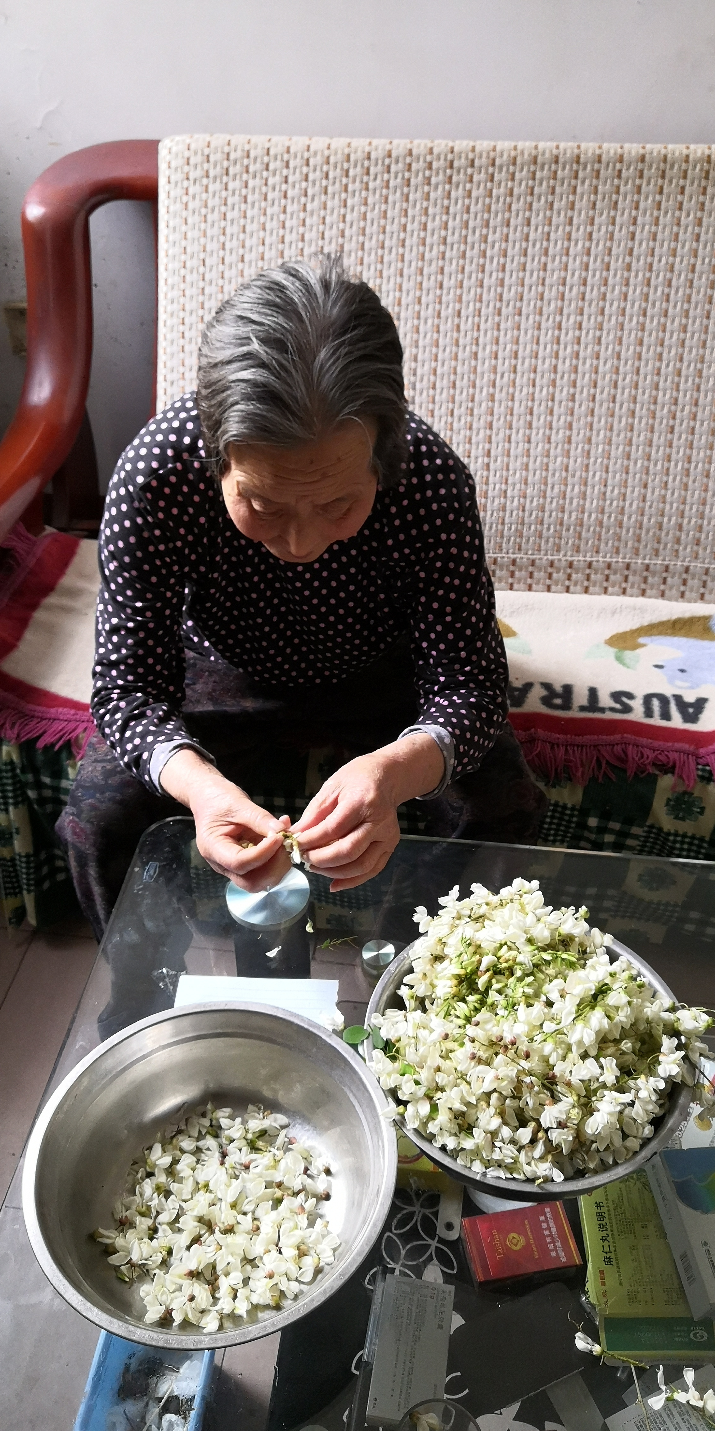 紫槐花最佳吃法,槐花丸子的吃法