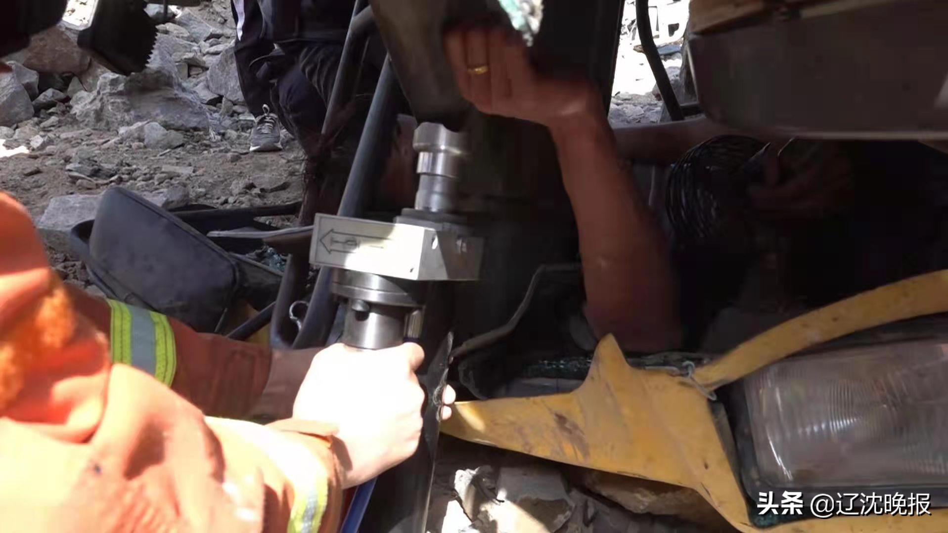 运输装载机翻车事故视频,铲车侧翻司机被困消防紧急救援