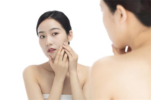 上班族脸上痘痘不断,痘博士来揭秘