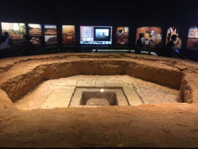 跟西湖有关的雷峰塔故事和信息,雷峰塔故事原版