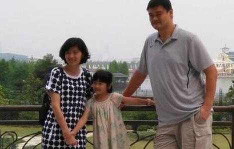 面对挑衅,姚明并不回避女儿是美国国籍,给出的回答让人哑口无言