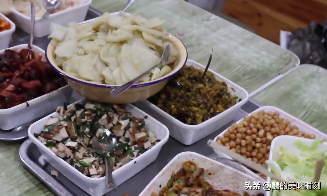 大姐热卖早餐15元一份食客迟了,大妈摆摊卖良心早餐一碗六元