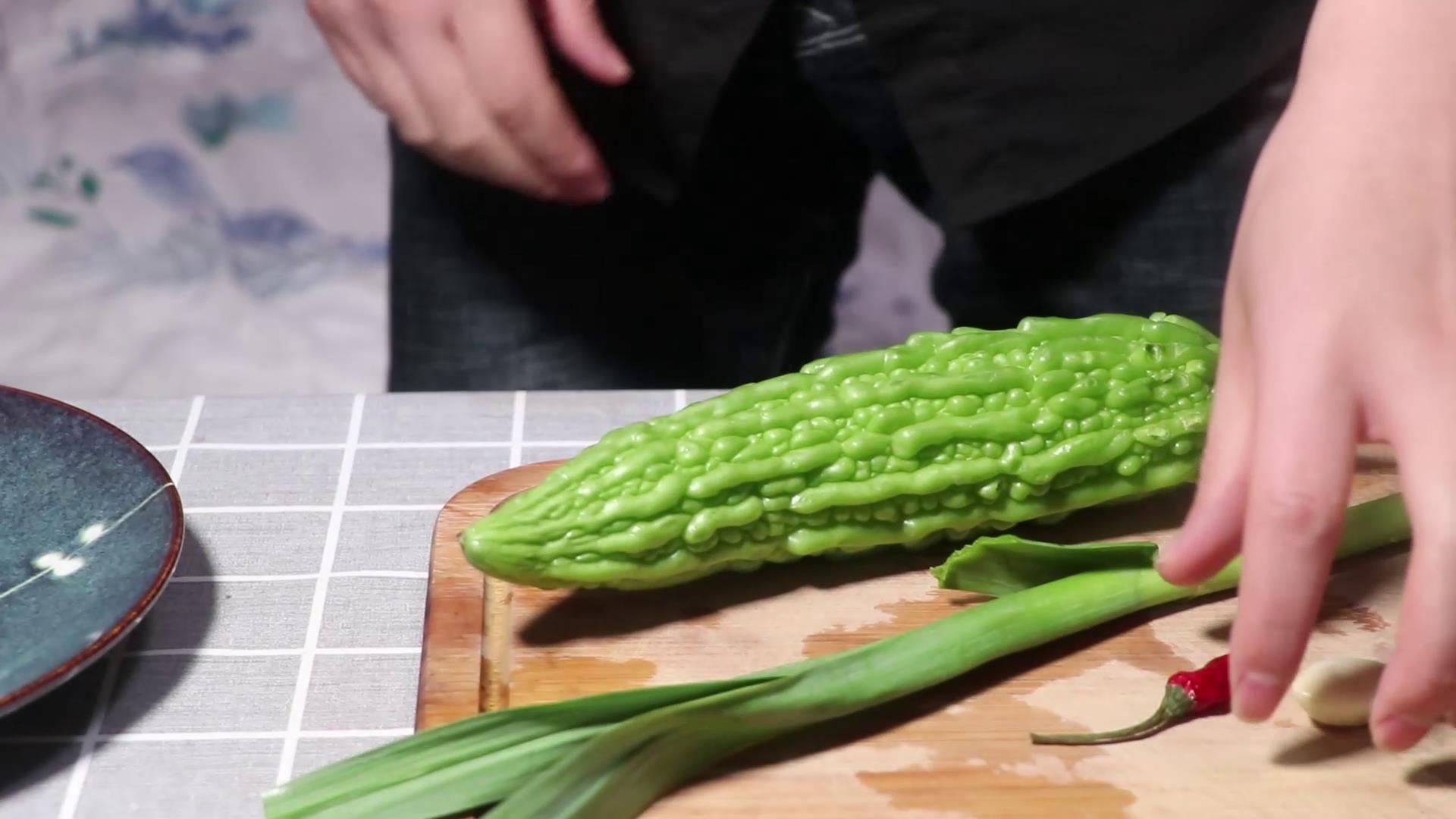 凉拌苦瓜怎样做才不苦好吃,凉拌苦瓜怎么做才不苦又好吃