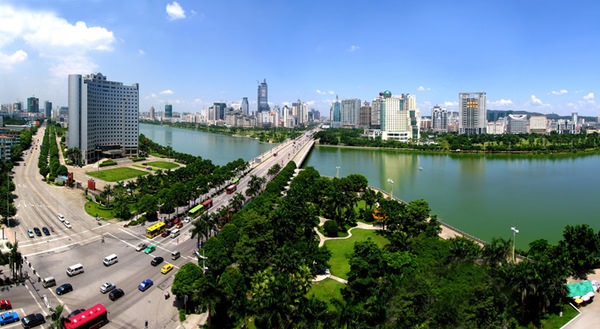 从一个窗户里看世界,从窗户看到大楼一角