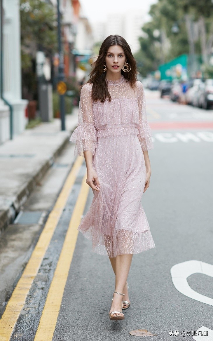 高端年会气质礼服推荐高级感,华丽设计感年会时尚轻奢高级礼服