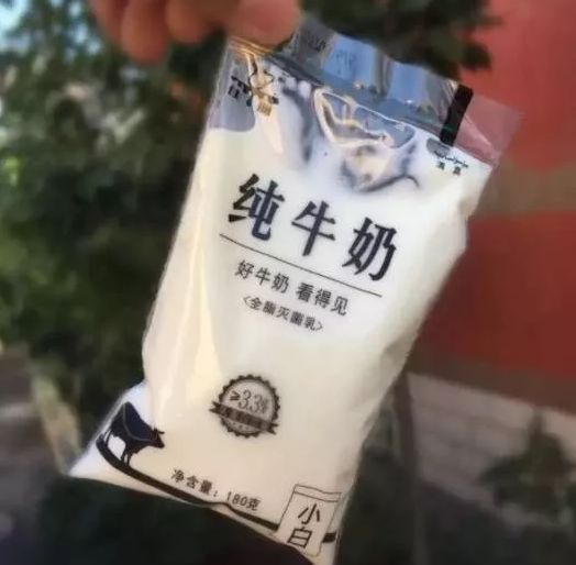 闪招客头条：网红“透明袋”牛奶背后，谁在撒谎？