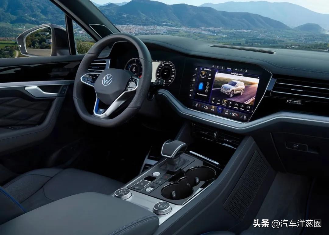 宝马换新车标了！蓝天白云帅炸，以后黑白标只代表低端宝马车主？