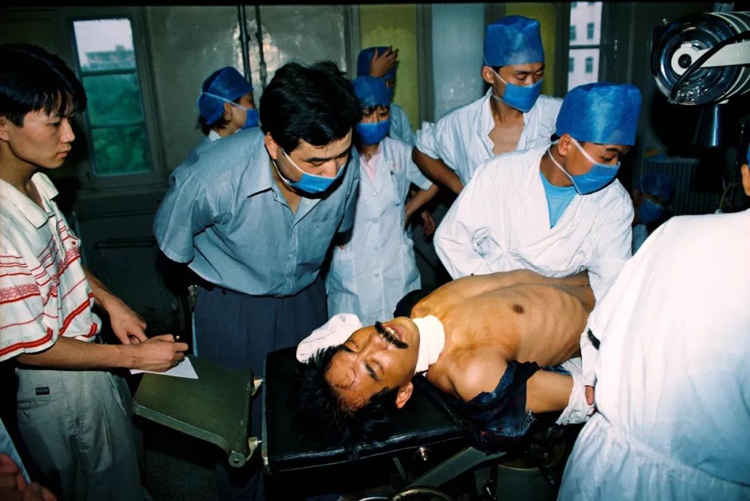 用镜头对准法子英枪口的警察摄影家