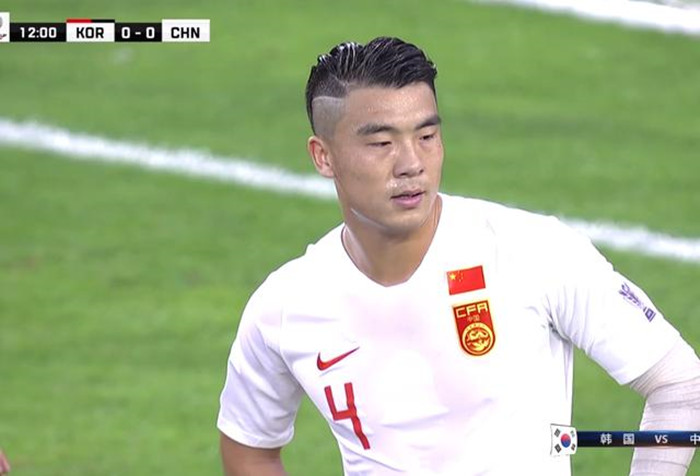 伊朗球员打人，韩国球员骂裁判都没事！中国球员却因犯规遭到罚款