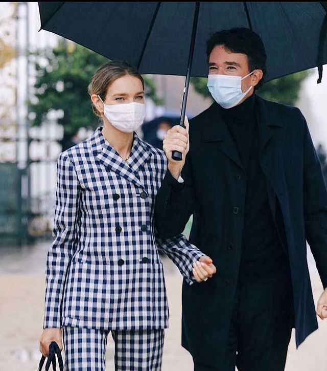 LV太子妃和老公恩爱游意大利！印花少女风穿搭真嫩，儿子比她都高