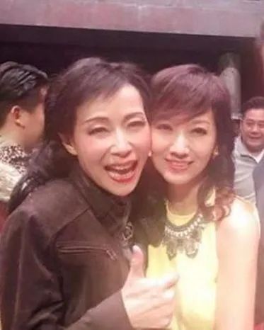 叶童和赵雅芝30年演唱会一同鞠躬,赵雅芝入驻抖音叶童留言