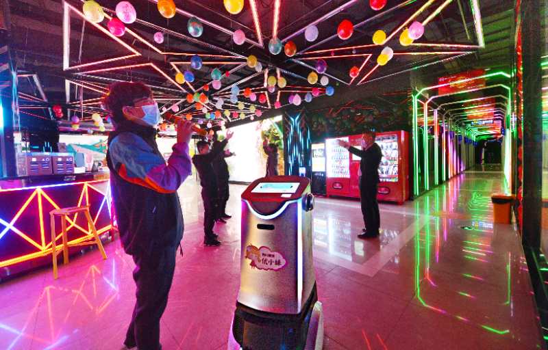KTV复业：机器人引路，自助开房机操作，还鼓励自带食品