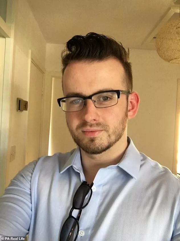 长期戴隐形眼镜眼睛里长满了溃疡,戴隐形眼镜长寄生虫前有哪些症状