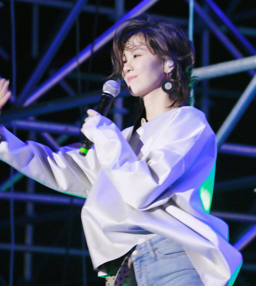 郁可唯被扔荧光棒是哪场,岱山音乐节郁可唯被扔荧光棒