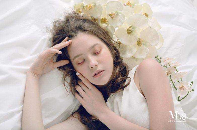 很多品牌推出各种颜色的睫毛膏,却孤零零地躺在专柜里无人问津